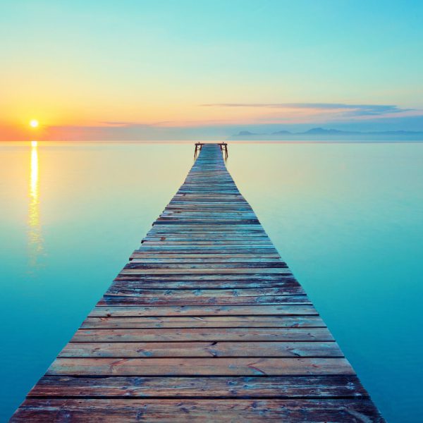 Holz Steg Brücke mit See und Sonnenaufgang Holz Steg Brücke mit See und Sonnenaufgang