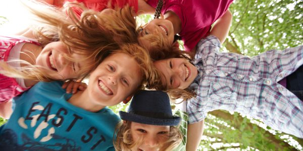 Köpfe zusammen im Kreis